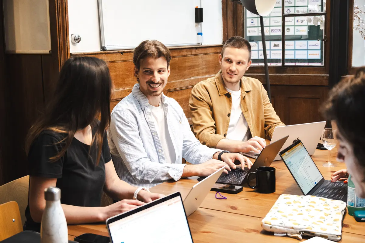 Équipe CO-CTO en réunion de travail avec des laptops
